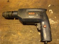 AEG slagdrill venstre side-small.jpg