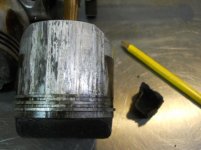 scored piston Jan 8, 2013 004.jpg