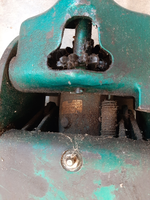 Model 328-12001 1-5 Ton Floor Jack-close-up.png