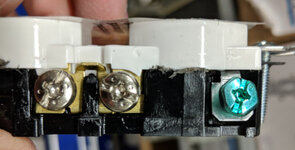 Combination-screws-on-outlet-terminals[1].jpg