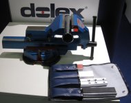 DOLEX vise cut out display with set of protective edges in front - Kopie.jpg