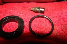 Piston wiper and pressure screw.jpg