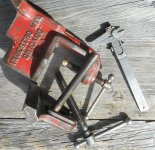 Indestro 1562 bench vise (broken 02).jpg